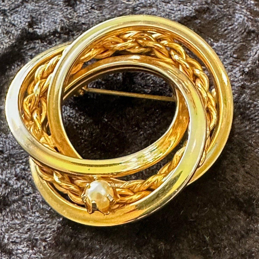 Brooch - Vintage Goldtone Brooch - Vintage estate & jewelry